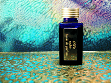 photo of 25ml sapphire blue bottle with silver lid and silver engraved plate of saphir