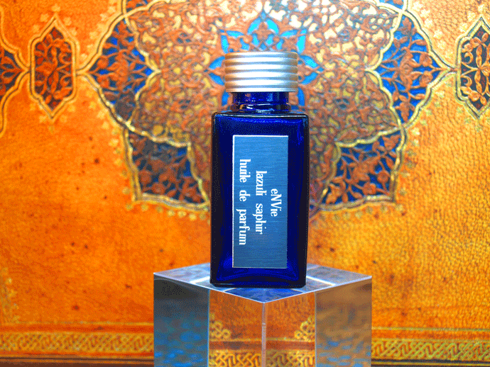 photo of 25ml sapphire blue bottle with silver lid and silver engraved plate of lazuli saphir
