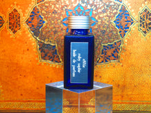 photo of 25ml sapphire blue bottle with silver lid and silver engraved plate of ruby saphir