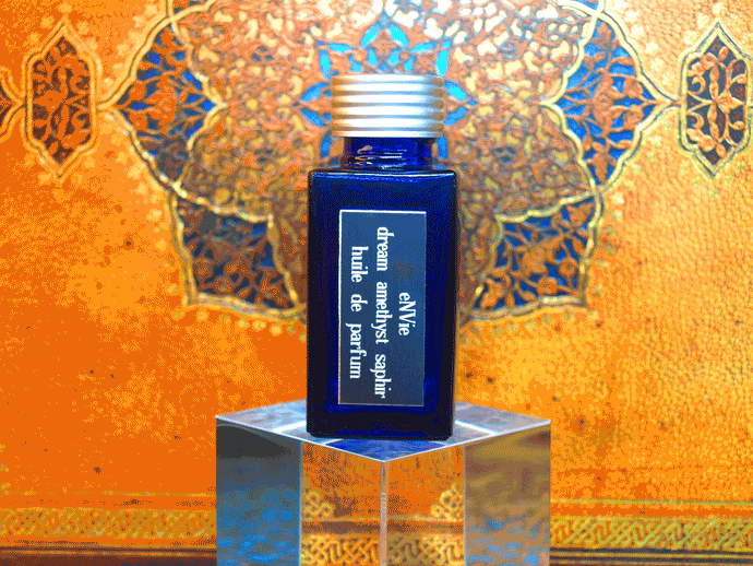 photo of 25ml sapphire blue bottle with silver lid and silver engraved plate of dream amethyst saphir