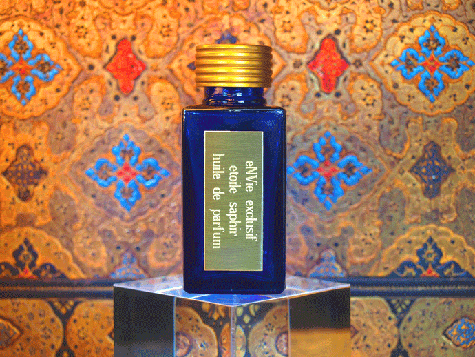 photo of 25ml sapphire blue bottle with gold toned lid and gold engraved plate of etoile saphir