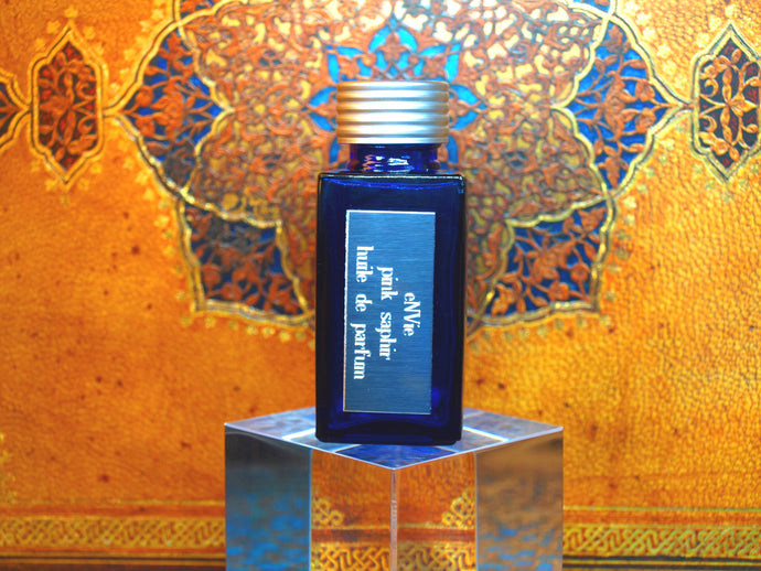 photo of 25ml sapphire blue bottle with silver lid and silver engraved plate of pink saphir