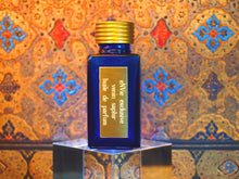 photo of 25ml sapphire blue bottle with gold toned lid and gold engraved plate of venin saphir