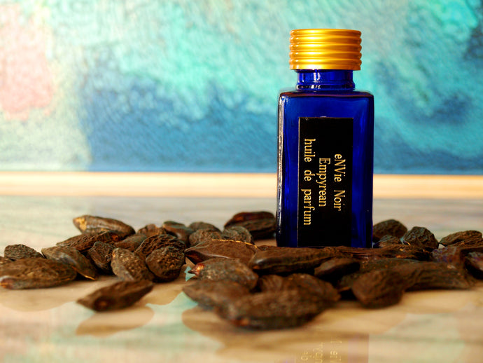photo of 25ml sapphire blue bottle with gold lid and black engraved plate of Empyrean