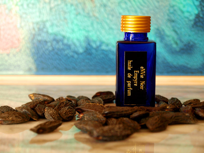 photo of 25ml sapphire blue bottle with gold lid and black engraved plate of Empyre