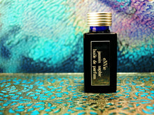 photo of 25ml sapphire blue bottle with silver lid and silver engraved plate of jasmin saphir