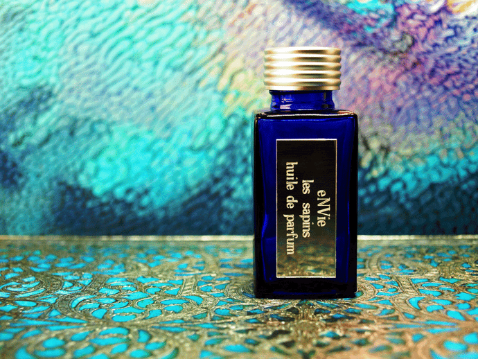 photo of 25ml sapphire blue bottle with silver lid and silver engraved plate of les sapins