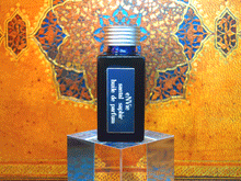 photo of 25ml sapphire blue bottle with silver lid and silver engraved plate of santal saphir