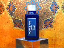 photo of 25ml sapphire blue bottle with silver lid and silver engraved plate of saphir