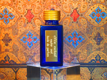 photo of 25ml sapphire blue bottle with gold toned lid and gold engraved plate of saphir oud
