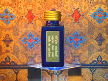 photo of 25ml sapphire blue bottle with gold toned lid and gold engraved plate of saphir miel noir