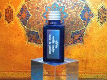 photo of 25ml sapphire blue bottle with silver toned lid and silver engraved plate of vanille saphir